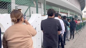 Cientos de aficionados hacen fila al ritmo de música tradicional mexicana.