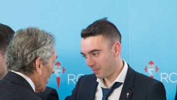 Iago Aspas conversa con el presidente del Celta Carlos Mouri&ntilde;o.