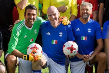 Gianluigi Buffon, Gianni Infantino y Alessandro Altobelli