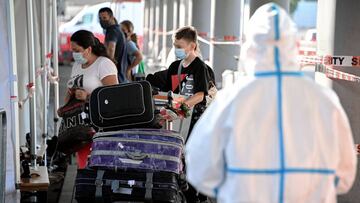 Cologne (Germany), 08/08/2020.- Passengers enter the Covid-19 test center at the Cologne Bonn Airport in Cologne, Germany, 08 August 2020. Effective from 08 August 2020, it is mandatory for travelers arriving to Germany from a risk country, to undergo a coronavirus test. (Alemania, Colonia) EFE/EPA/SASCHA STEINBACH
