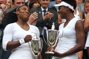 Treinta. Esta es la friolera de títulos de Grand Slams que las hermanas Williams, Serena y Venus, han conquistado a lo largo de sus excelentes trayectorias deportivas. Lo que en 1998 empezó como un mero récord, siendo Venus la primera mujer que logró ejecutar un saque directo a 200 km/h, evolucionó durante las dos siguientes décadas en los mayores éxitos posibles del tenis para las hermanas: todos los Grand Slams ganados (Venus, sólo Wimbledon y US Open), el número 1 del mundo para ambas y los oros olímpicos (tanto dobles como individual). Con respecto a otras distinciones individuales, Venus fue nombrada ‘Mejor Deportista del Año’ en 2000 por la revista Sports Illustrated y Serena fue la primera mujer de raza negra en conquistar el Open de Australia en 2003, además de alcanzar la cifra de 23 majors, sólo a uno del récord absoluto que posee Margaret Court.