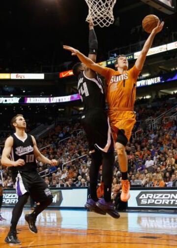 Goran Dragic lanza por encima de Jason Thompson.