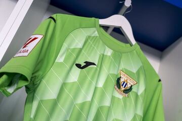 Detalle de la parte frontal de la camiseta del Leganés. 