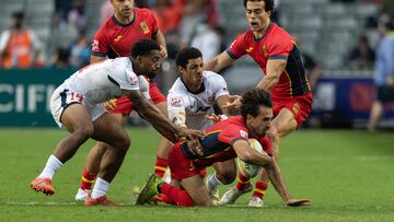 Hong Kong (China), 04/11/2022.- Pol Pla (R) of Spain in action against USA during the 2022 Cathay Pacific HSBC Hong Kong Sevens in Hong Kong, China, 04 November 2022. The 2022 Cathay Pacific HSBC Hong Kong Sevens rugby tournament returned to the city on 04 November for the first time in three-and-a-half years after delays and cancellations due to the Covid-19 pandemic. (España, Estados Unidos) EFE/EPA/JEROME FAVRE
