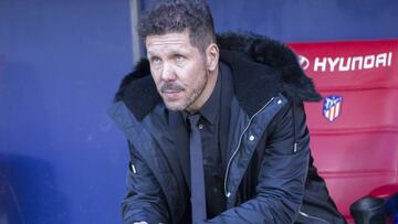 Simeone en el banquillo ante el Levante.