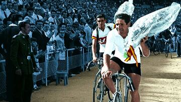 FOTO COLOREADA 1948  VIII VUELTA CICLISTA A ESPA&Ntilde;A. LLEGADA EN EL BERNABEU REAL MADRID Madrid, 4-7-1948.- Los corredores de la VIII Vuelta Ciclista a Espa&ntilde;a entran al estadio de Chamart&iacute;n, coincidiendo con la final de la Copa del General&iacute;simo disputada entre Sevilla y Celta. En la fotograf&iacute;a, aparecen el ganador absoluto de la carrera, Bernardo Ruiz, y el vencedor de la &uacute;ltima etapa Segovia-Madrid (al fondo), V&iacute;ctor Ruiz, durante la vuelta de honor realizada por los &quot;supervivientes de la prueba&quot;. Efe/cl  PUBLICADA 29/09/02 NA MA32 2COL