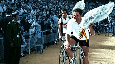 El primer ciclista español en subir al podio del Tour y ganador de la Vuelta a España en 1948 falleció a los 100 años en su Orihuela natal. Fue uno de los pioneros del ciclismo español logrando éxitos como la general de la Vuelta a España en 1948, donde entró como campeón en el Santiago Bernabéu a la conclusión de la última etapa. Además, Ruiz fue el primer español en ganar etapas en las tres grandes vueltas (pionero nacional con su etapa en el Giro de 1955) y en subir al podio en el Tour de Francia con su tercer puesto en la edición de 1952 tras Fausto Coppi y Stan Ockers.



