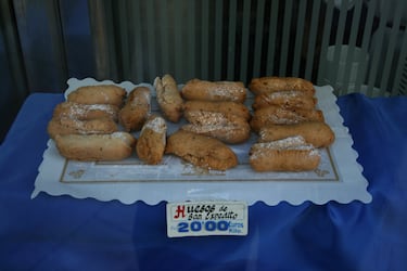 Suelen ser muy habituales en la Semana Santa sevillana y, como muchos de los dulces típicos de estas fechas, es una masa frita de huevo, harina, azúcar y algún licor anisado con forma de cilindro.