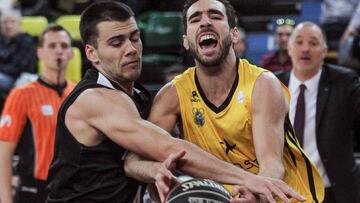 GRAF3879. BILBAO, 01/04/2018.- El base del Iberostar Tenerife, Ferran Bassas (d), y el base serbio del RETABet Bilbao Basket, Nikola Rebic, disputan el balón durante el partido de esta tarde en el Bilbao Arena, correspondiente a la jornada 25 de Li