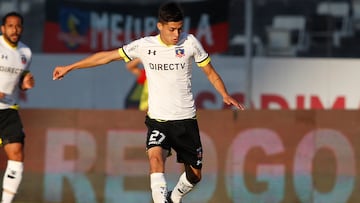 Fútbol,Colo Colo v Universitario de Lima.
Noche alba.
El jugador de Colo Colo Cristian Gutierrez juega el balon contra Universitario de Lima durante el partido amistoso de la Noche Alba en el estadio Monumental.
Santiago, Chile.
14/01/2016
Marcelo Hernandez/Photosport**********

Football, Colo Colo v Universitario de Lima. 
White Night.
Colo Colo's  player Cristian Gutierrez ,play the ball against Universitario de Lima during the friendly football match at Monumental stadium in Santiago, Chile.
14/01/2016
Marcelo Hernandez/Photosport