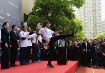 Puyol durante el Laureus Shanghai Football Campus Tour 2015.