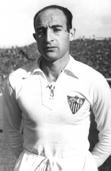 El Valencia fue el equipo al que más goles le marcó en toda su carrera. Un total de 10 goles le endosó al equipo ché en 23 partidos. Su principal actuación fue en un partido 1951-52. Araújo le hizo cuatro goles en poco más de una hora al Valencia y después fue sustituido. El partido acabó con 6-1 a favor de los sevillistas.