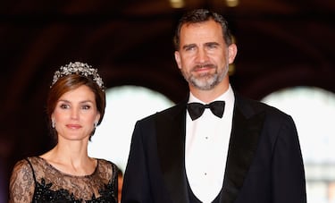 Felipe VI de España y Letizia Ortiz Rocasolano asisten a una cena ofrecida por la reina Beatriz de los Países Bajos antes de su abdicación en favor del príncipe heredero Willem Alexander en el Rijksmuseum el 29 de abril de 2013 en Amsterdam.