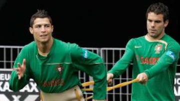 <b>EN FORMA. </b>Cristiano Ronaldo potencia sus cuádriceps en compañía de Jorge Ribeiro.