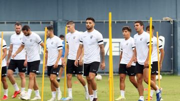 De izquierda a derecha Peybernes, Lombán. Jairo, Roberto, Antoñín, Haitam, Alexander y Larrubia.