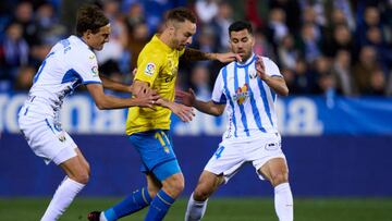 LEGANES, SPAIN - FEBRUARY 18: Sergio Gonzalez of CD Leganes battle for the ball with Loren Moron of Las Palmas during La Liga Smartbank match between CD Leganes and Las Palmas on February 18, 2023 in Leganes, Spain. (Photo by Diego Souto/Quality Sport Images/Getty Images)