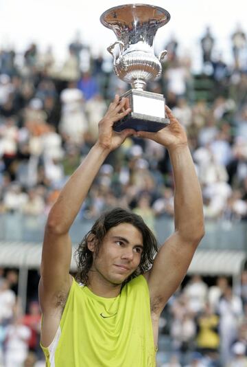 Rafa Nadal en el Masters de Roma 2006, ganó a Roger Federer por 6-7, 7-6, 6-4, 2-6, 7-6.