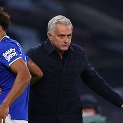 Mourinho, descartado para dirigir a Mina en Everton