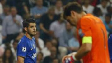 Morata mira a Casillas tras marcar.