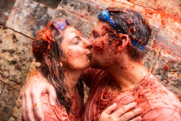 Dos personas se besan durante la Tomatina de Bu?ol 2024, a 28 de agosto de 2024, en Bu?ol, Valencia, Comunidad Valenciana (Espa?a). Unos 150.000 kilos de tomates preparados por la empresa Frutas y Verduras Massanassa llegaron repartidos en seis camiones ayer, 27 de agosto, a Bu?ol para la celebraci¨®n de la Tomatina, en la que se esperan 22.000 participantes. Los tomates se han producido de forma exclusiva para la fiesta, que se celebra de manera anual el ¨²ltimo mi¨¦rcoles del mes de agosto desde 1945, y que desde 2002 es considerada Fiesta de Inter¨¦s Tur¨ªstico Internacional.
28 AGOSTO 2024;TOMATINA;FIESTA;TOMATE;BATALLA;LANZAMIENTO
Jorge Gil / Europa Press
28/08/2024