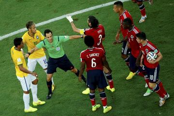 El árbitro español estaba cuajando un gran Mundial, sin embargo, un error en el partido de cuartos entre Colombia y Brasil fue una de las razones por las que no fue el árbitro de la final. El fallo fue doble. Anuló un gol a favor de Colombia por un posible fuera de juego, que quedaba invalidado por una mano de un defensor brasileño dentro del área. El partido lo acabó ganando Brasil, la anfitriona, y Velasco Carballo se quedó sin pitar una final mundialista, a pesar de su gran trabajo durante el torneo