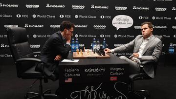 FMA0001. LONDRES (REINO UNIDO), 15/11/2018.- El noruego Magnus Carlsen (d), campe&oacute;n mundial de ajedrez, se enfrenta al aspirante al t&iacute;tulo, el estadounidense Fabiano Caruana (i), en la octava partida del Mundial de Ajedrez que se celebra en Londres (Reino Unido) hoy, 19 de noviembre del 2018. EFE/ Facundo Arrizabalaga