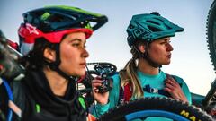 Las pilotos profesionales de MTB Lorena Dromundo y Micayla Gatto miran al horizonte equipadas de mountain bike (casco, bicis Mondraker, mochilas, etc) en unos trails de M&eacute;xico. 