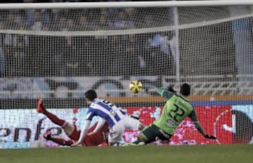 El delantero de la Real Sociedad Agirretxe marca ante Sergio y el portero Cabral, ambos del Celta de Vigo. 1-0.
