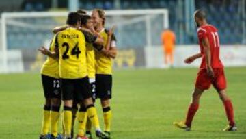 Los jugadores del Sevilla se abrazan en Podgorica.