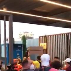 Tensión en el Camp Nou: una multitud se cuela en el recinto y los Mossos intervienen