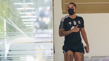 Carlos Salcedo antes de un entrenamiento con los Tigres