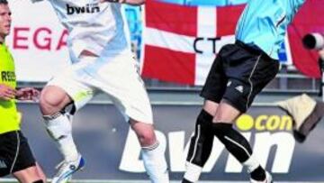 <b>COMPLICADO. </b>Agus intenta rematar por alto un balón que atrapa Rubén.