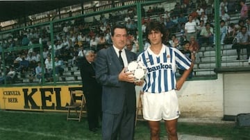 I?aki Alkiza, una de las figuras m¨¢s relevantes de la historia de la Real Sociedad, visti¨® de luto a la familia txuri-urdin el 16 de mayo, a los 89 a?os. Fue jugador y presidente, adem¨¢s de padre de Bittor Alkiza, exjugador y exentrenador realista, cuya llegada al primer equipo deriv¨® en su salida de la presidencia de la Real. Lleg¨® a ser, adem¨¢s, alcalde de San Sebasti¨¢n como presidente de la gestora municipal, entre 1978 y 1979. Como jugador disput¨® 73 partidos y marc¨® nueve goles entre 1955 y 1961. Como presidente realista sustituy¨® a Jos¨¦ Luis Orbegozo, que lider¨® al club en su ¨¦poca dorada, con dos ligas conquistadas. Durante su mandato tuvo que tomar decisiones complicadas, como la conversi¨®n en SAD; el fichaje de extranjeros, que encabez¨® John Aldridge en 1988; la salida de Atocha y la puesta en marcha de Anoeta¡ Fue, sin duda, el presidente que condujo a la Real a la modernidad.