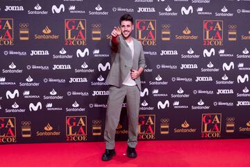 El cantante Antonio José posa en la alfombra roja de la gala del COE.