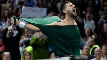 Novak Djokovic se parte la camiseta para celebrar su triunfo contra Lorenzo Musetti en la final de Atenas.