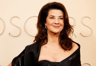 Daphne Zuniga posa en la alfombra roja del Dolby Theatre.