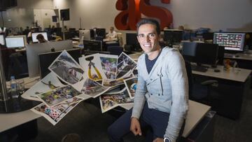 Alberto Contador, en la redacci&oacute;n de AS junto a algunas fotograf&iacute;as que marcan su trayectoria. 