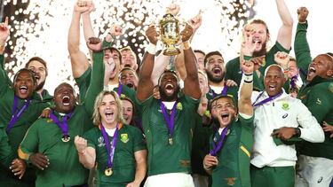 Siya Kolisi, el capitán de Sudáfrica, levanta la Webb Ellis Cup.