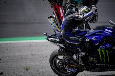 Tras el accidente entre Zarco y Morbidelli en el GP de Austria de MotoGP disputado en Red Bull Ring, sus motos salieron volando y atravesaron la pista. A punto estuvieron de golpear a Valentino Rossi y Maverick Viñales (en la imagen).