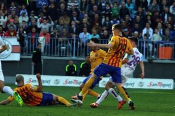 Jugada previa al gol de Juanpi que hace el empate del Málaga al Barcelona.