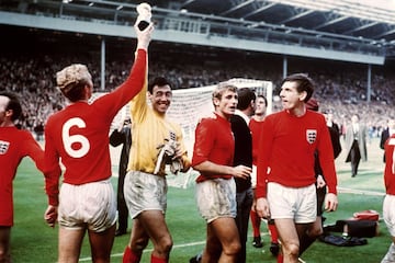 Banks levanta el trofeo Jules Rimet que les acredita como campeones del Mundo en 1966. En la foto, el capitán de Inglaterra, Bobby Moore, trata de recuperar el trofeo de las manos del portero, observado por sus compañeros Roger Hunt y Martin Peters.