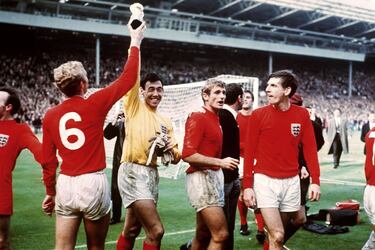Banks levanta el trofeo Jules Rimet que les acredita como campeones del Mundo en 1966. En la foto, el capitán de Inglaterra, Bobby Moore, trata de recuperar el trofeo de las manos del portero, observado por sus compañeros Roger Hunt y Martin Peters.