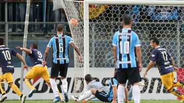 Marco Rub&eacute;n anota el gol que le dio el triunfo a Rosario Central ante Gremio de Porto Alegre en la ida de octavos de final de la Copa Libertadores.