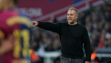 BARCELONA, 03/11/2024.- El entrenador del FC Barcelona Hansi Flick, durante el partido de LaLiga que enfrenta al FC Barcelona contra el Espanyol este domingo en el Camp Nou en Barcelona. EFE/Enric Fontcuberta
