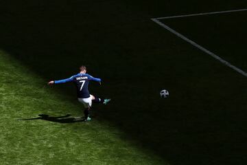 Soccer Football - World Cup - Group C - France vs Australia - Kazan Arena, Kazan, Russia - June 16, 2018   France's Antoine Griezmann scores their first goal from the penalty spot        REUTERS/Sergio Perez