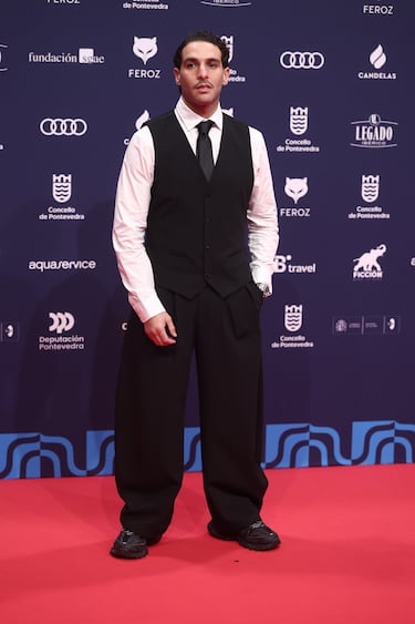 El actor Salim Daprincee posa en la alfombra roja de los Premios Feroz 2026, en el Pazo da Cultura, en Pontevedra, Galicia. 