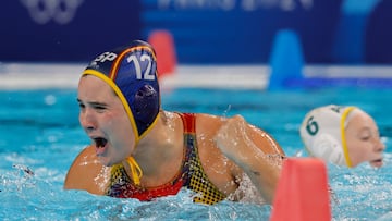 NANTERRE, 10/08/2024.- La waterpolista española Paula Leiton celebra un tanto ante Australia durante el partido por el oro de waterpolo femenino de los Juegos Olímpicos de París 2024 este sábado en Nanterre, Francia. EFE/ Lavandeira Jr.