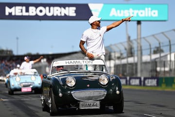 Lewis Hamilton saludando antes de la carrera a los aficionados presentes en el Gran Premio de Australia. 