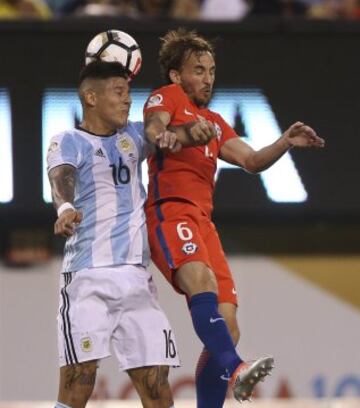 DAV128. EAST RUTHERFORD, (NJ, EE.UU.), 26/06/2016.- Jose Fuenzalida de Chile (d) de Chile disputa el balón conMarcos Rojo (i) de Argentina hoy, Domingo 26 de junio de 2016, en el partido final de la Copa América Centenario, entre las selecciones de Argentina y Chile, en el estadio MetLife de East Rutherford, Nueva Jersey (EE.UU.). EFE/David Fernández