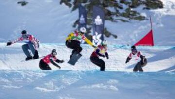 Lucas Eguibar, con el peto verde, en segunda posici&oacute;n durante la final de Vallnord.